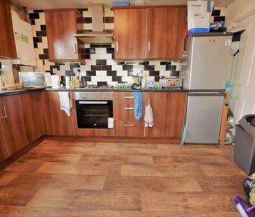 8 bedroom House in Welton Place, Leeds - Photo 4