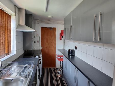 2 bedroom terraced house to rent - Photo 2