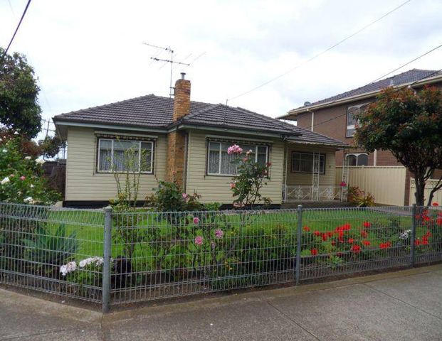 Conveniently close to transport & Altona Gate - Photo 1