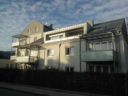 Sonnige, großzügige 3-Zimmer-Wohnung mit überdachtem Balkon und möblierter Küche in zentraler Lage in Ried - Photo 1