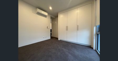 Furnished Modern Townhouse in the Centre of Box Hill North - Photo 4