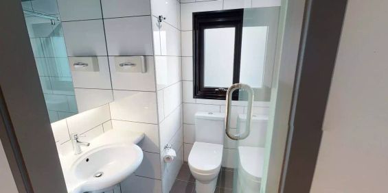 Large Ensuite Queen - Photo 3