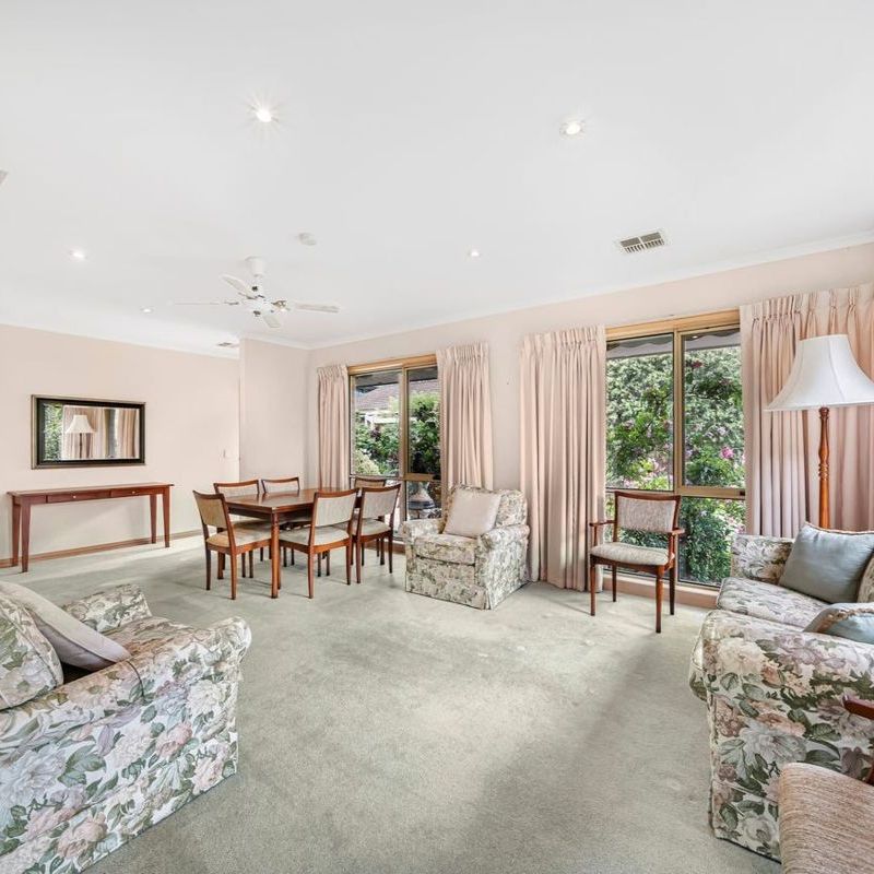 2/10 Raynes Park Road, HAMPTON, VIC - Photo 1