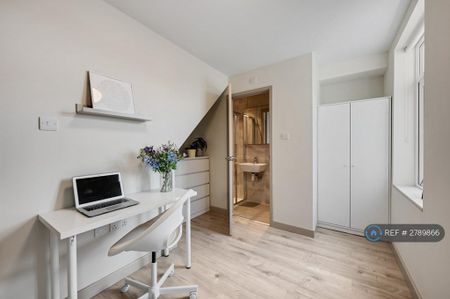 1 bedroom in a house share to rent - Photo 2