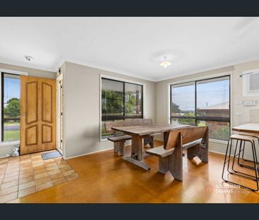 Furnished Home in Rosenthal Heights - Yard maintenance included - Photo 3