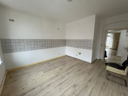 #schöne 2-Raum-Wohnung # große Wohnküche #Waschraum #Keller #Balkon #PKW-Stellplatz vor der Tür - Foto 4