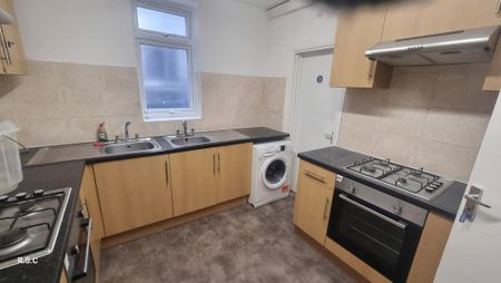 1 bedroom in a flat share to rent - Photo 3