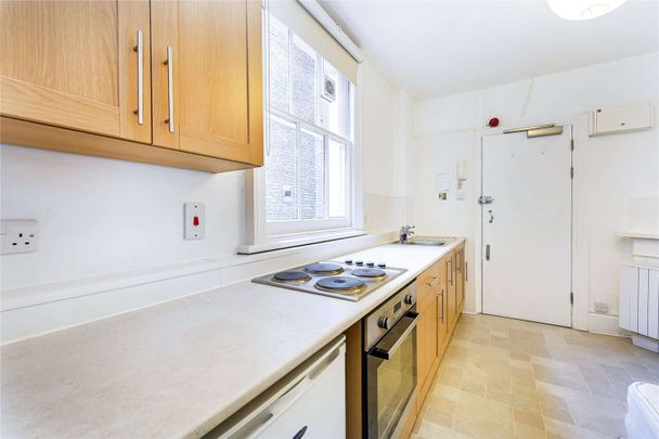 This ground floor studio boasts a private kitchenette and a prime South Kensington location. - Photo 1