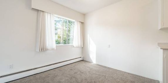 One bedroom in Rockland - Photo 2