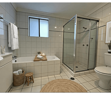 HUGE 3 BEDROOM TOWNHOUSE PLUS A SMALL COURTYARD IN QUIET CUL-DE-SAC... - Photo 5