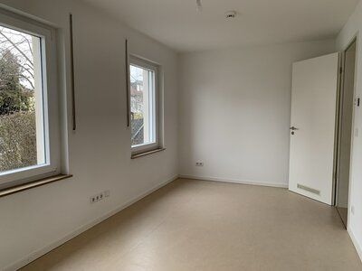 Mit eignem Garten, großem Tageslichtbad mit Dusche sowie Badewanne uvm. - Photo 1