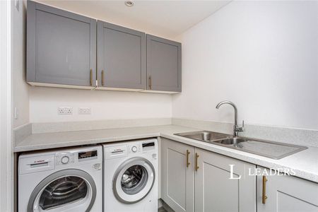 4 bedroom house to rent Thompson Way, Handcross, RH17 - Photo 3