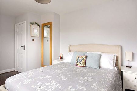 A beautifully presented, semi-detached three/four bedroom family home. - Photo 5