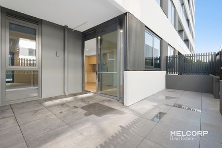 MODERN GROUND FLOOR APARTMENT WITH WRAP-AROUND COURTYARD - Photo 3