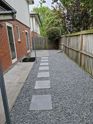 Lovely 3 bedroom townhouse with great parking options! - Photo 4