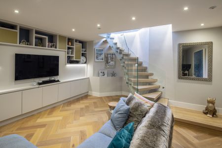 Luxurious Three-bedroom Character Property TO LET In Battersea - Photo 2