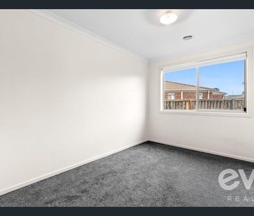 A beautiful family home in the Lollypop Estate! - Photo 4