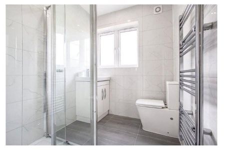 Room in a Shared House, Royal Docks, E6 - Photo 2