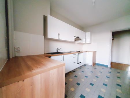 T3 de 87 m² – grand séjour avec parquet et balcon - Photo 5