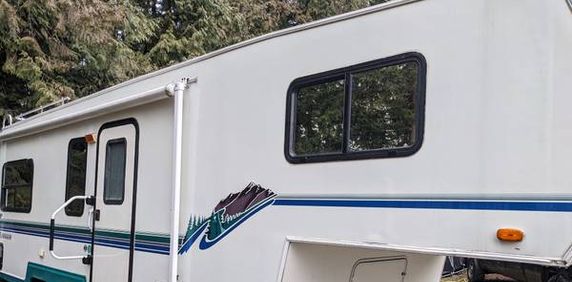 RV Fifth Wheel - Photo 2