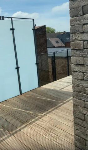 Ruim en energiezuinig appartement met terras in het centrum van Tongeren met 2 slaapkamers - Photo 2