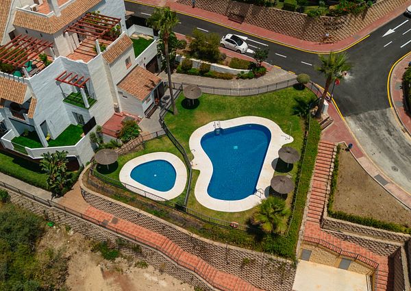 Luxury apartment with mountain and sea views in Balcones del Lago, Istán