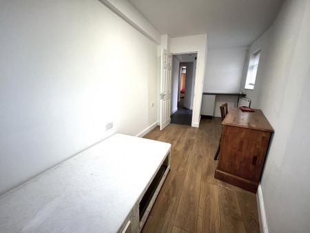 4 bedroom semi-detached house to rent - Photo 4