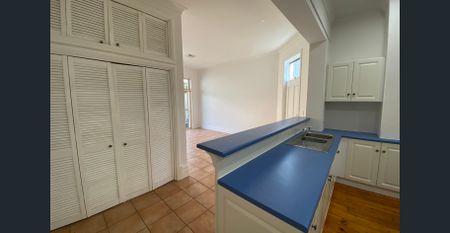 Character 2 Bedroom single-fronted cottage freshly painted and refurbished throughout - Photo 5