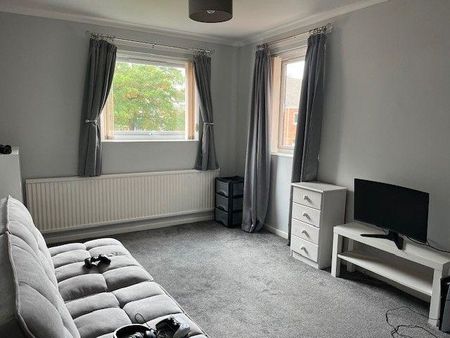 3 bedroom mews to rent - Photo 3