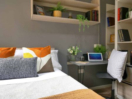 Classic 3 Bed Apartment - Photo 3