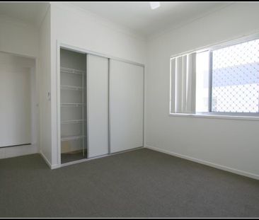 Spacious, Fully Furnished Double-Storey 2-Bedroom Townhouse - Avail... - Photo 1