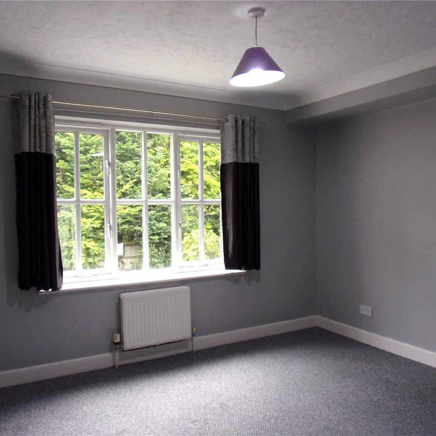 Spacious 2-Bedroom Flat in Tranquil Caterham - Photo 1