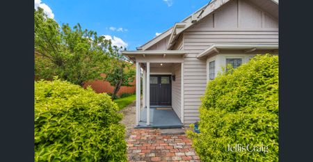 Two-bedroom Cottage in popular location! - Photo 4