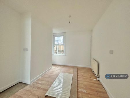 3 bedroom end of terrace house to rent - Photo 4