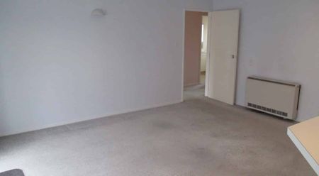 Spacious Home In Quiet Neighbourhood - Photo 3