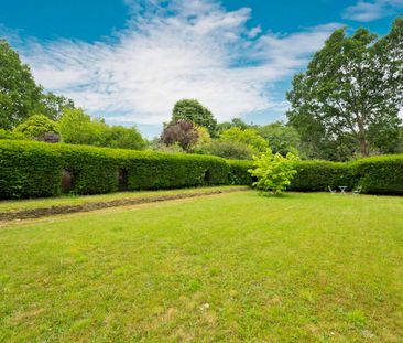 A charming four bedroom country house which has undergone careful and sympathetic restoration to take advantage of its Gertrude Jekyll origins. - Photo 4