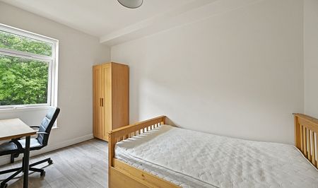 Spacious & Modern 6-Bedroom House Near Ecclesall Road – Ideal for Students & Sharers - Photo 4