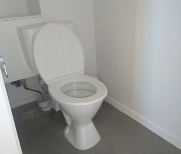 Newish, sunny and great location - Photo 5