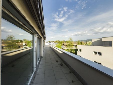 Grosszügige 3.5-Zimmer Attikawohnung mit 65m2 Dachterrasse in Laufen und toller Aussicht - Foto 3