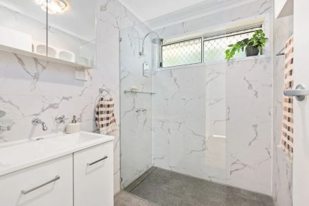 MODERN GROUND-FLOOR LIVING! - Photo 5