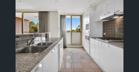 Oversized three bedroom apartment in ultra convenient location - Photo 3