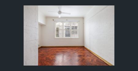 Three-storey townhouse with lock-up garage - Photo 3