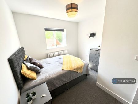1 bedroom in a house share to rent - Photo 3