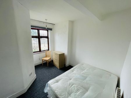 4 Bed Terraced House, Eastern Avenue, IG4 - Photo 5