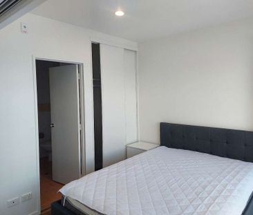 Central Auckland 1BR Gem w/Balcony - Photo 2