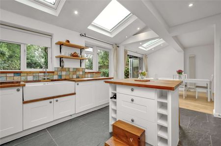 Beautiful four bedroom family home, situated in East Molesey. - Photo 3