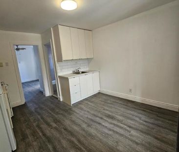 Joli studio meublé ( 2 ½ avec Chambre fermée ) en plein cœur de Ros... - Photo 4