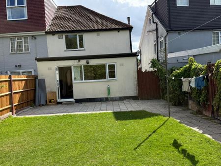 3 bedroom semi-detached house to rent - Photo 4
