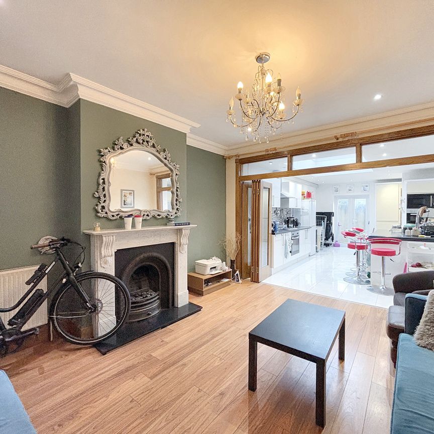 🌈💜 BEAUTIFUL VICTORIAN PROPERTY - LOUNGE, CLEANER & INC ALL BILLS Room 4 - Photo 1