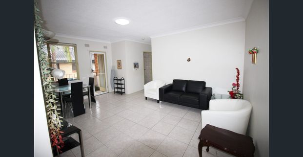 Fully Furnished Big Bedroom in 2 Bed unit for single mature lady - Photo 1